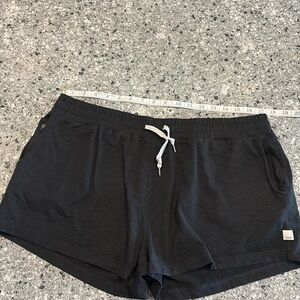 Vuori Shorts in black